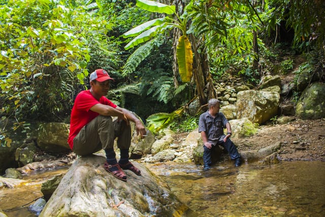 Hồ Khanh (in red), the local man who found Son Doong, with British caver Howard Limbert. Photo: 1theKs (CC BY-SA 3.0, Wikimedia Commons)