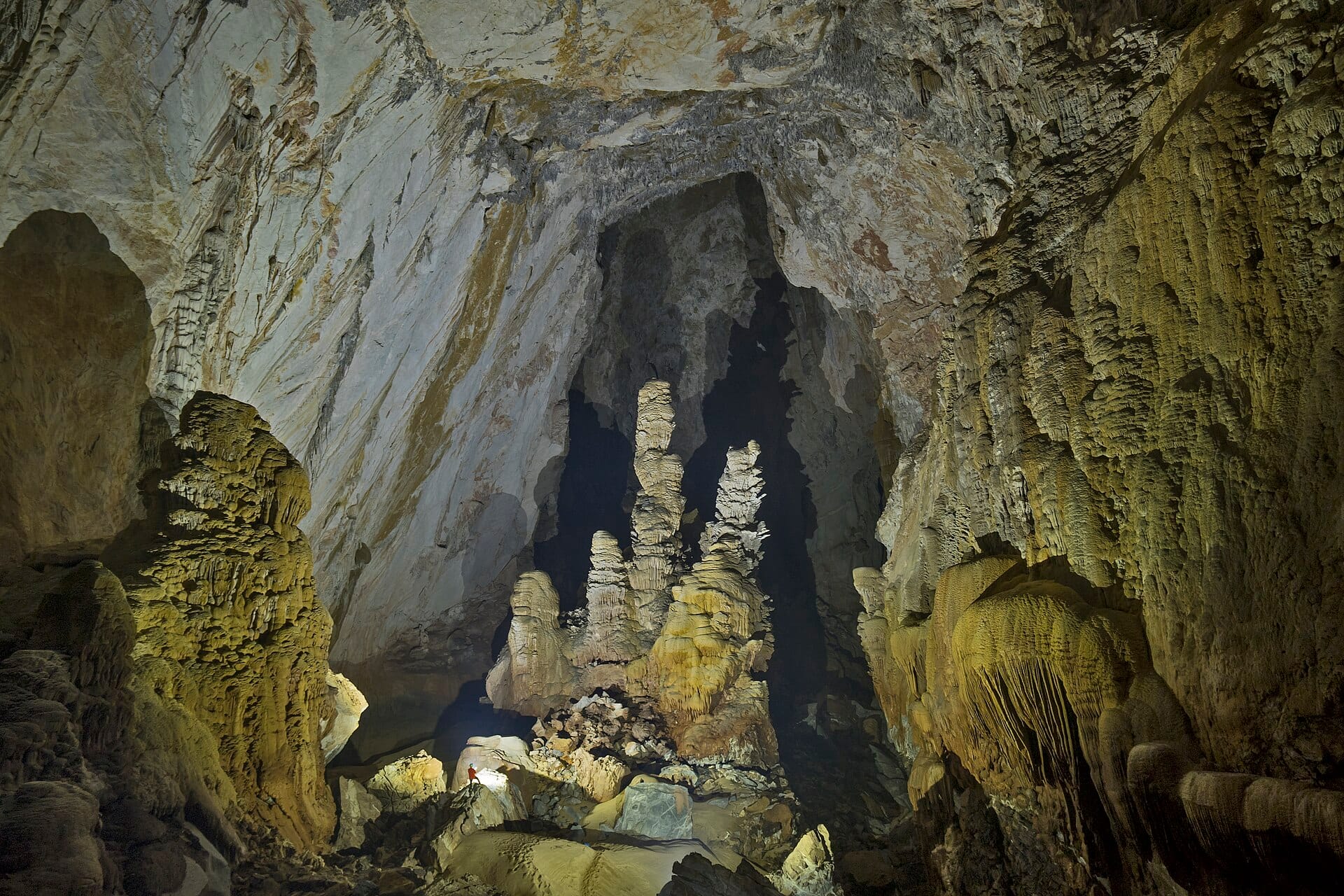 Giant stalagmites inside Son Doong. Photo: Dave Bunnell (CC BY-SA 4.0, Wikimedia Commons)