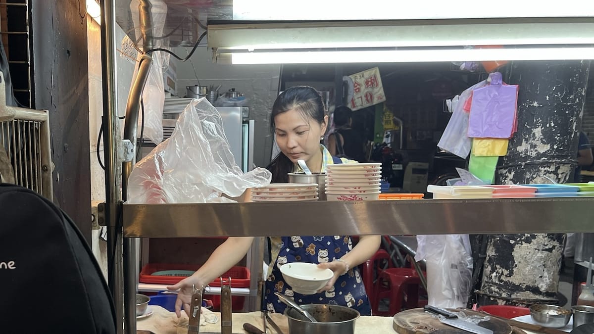 Still from Left-Handed Girl showing Chen Chiu-liu as A-Li at a night market noodle stall
