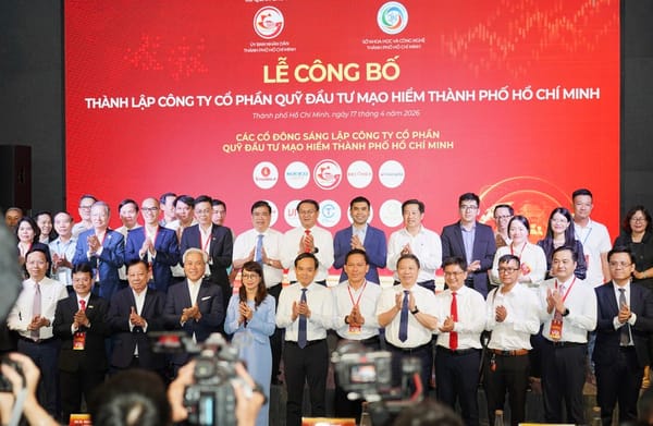 Group photo of HCMC leaders and the nine founding shareholders at the HCM VIF JSC launch on April 17, 2026 (Photo: Minh Hoàng / Pháp Luật TP.HCM)
