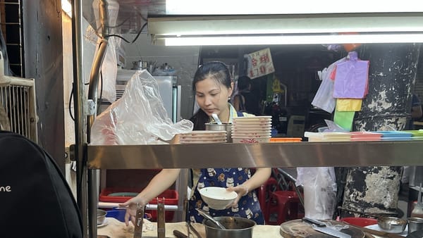 Still from Left-Handed Girl showing Chen Chiu-liu as A-Li at a night market noodle stall