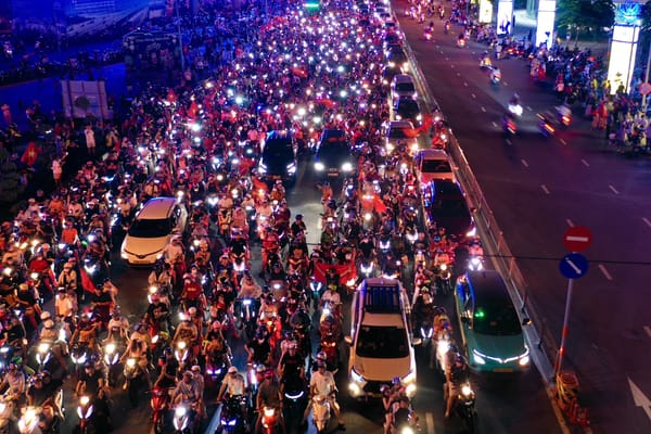 Motorbikes fill a Ho Chi Minh City street on the night of August 22, 2026, after Vietnam beat Thailand (Photo: Dân trí)